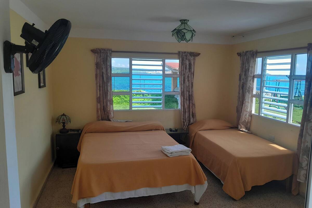 Habitación triple Confort | 1 habitación, minibar y caja de seguridad en la habitación