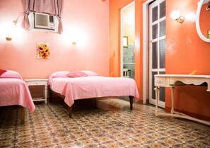 Chambre Quadruple Confort | Minibar, décoration personnalisée, ameublement personnalisé