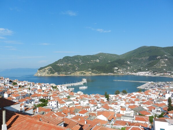 Marina - Blue Spiridon, New spaceious rental house in the heart of town (Skopelos)