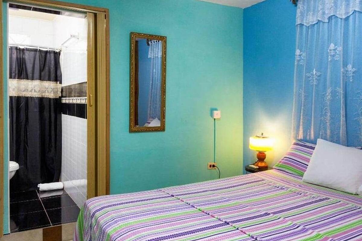 Chambre familiale double | Coffre-fort, décor unique, ameublement unique, fer et planche à repasser