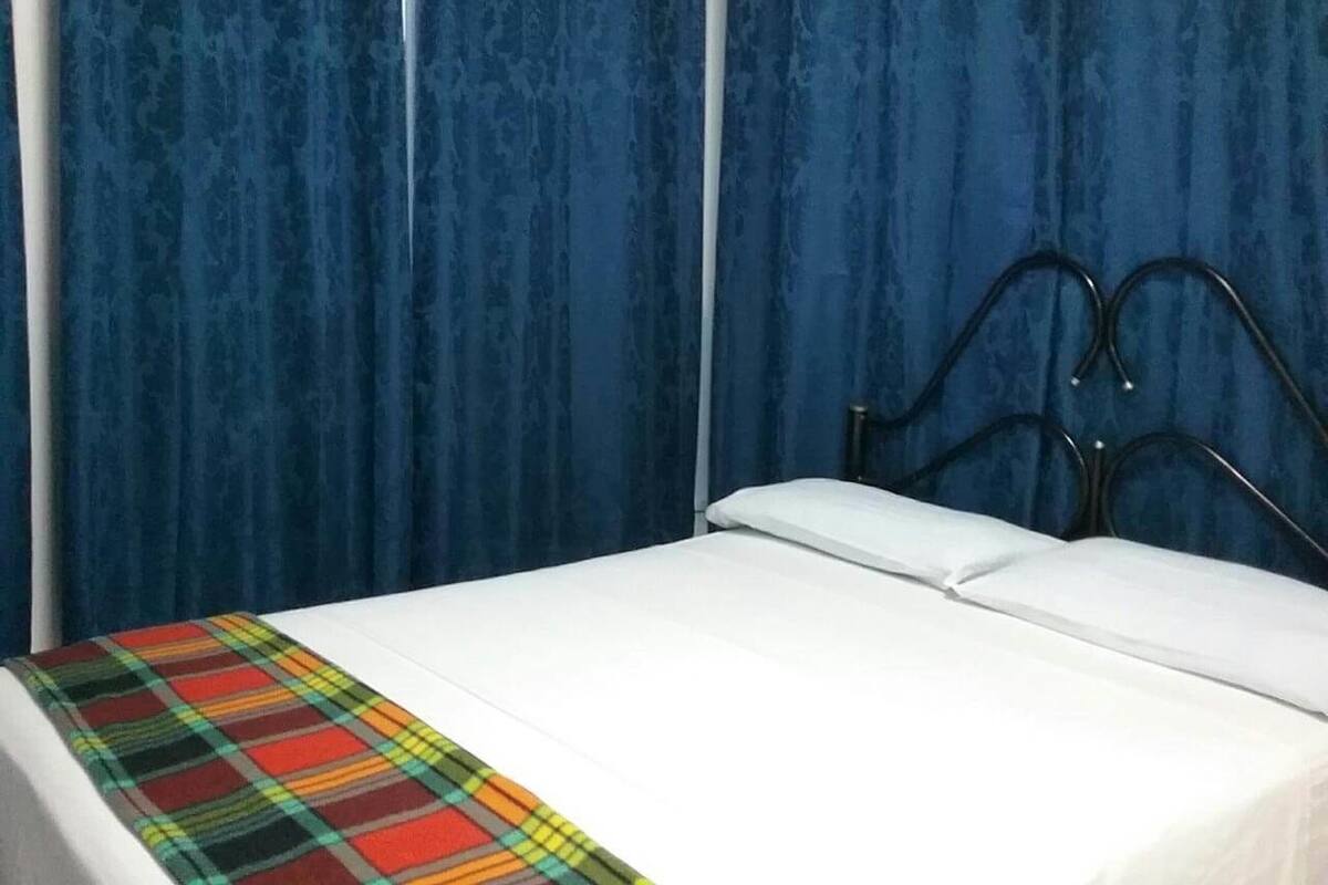 Chambre Confort double | Coffre-fort, décor unique, ameublement unique, fer et planche à repasser