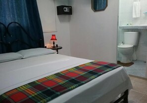 Chambre Confort double | Coffre-fort, décor unique, ameublement unique, fer et planche à repasser