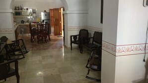 A spacious living room with a dining area, a kitchen in the background, and a doorway leading to another room. - Casa Boca 170 (Trinidad)