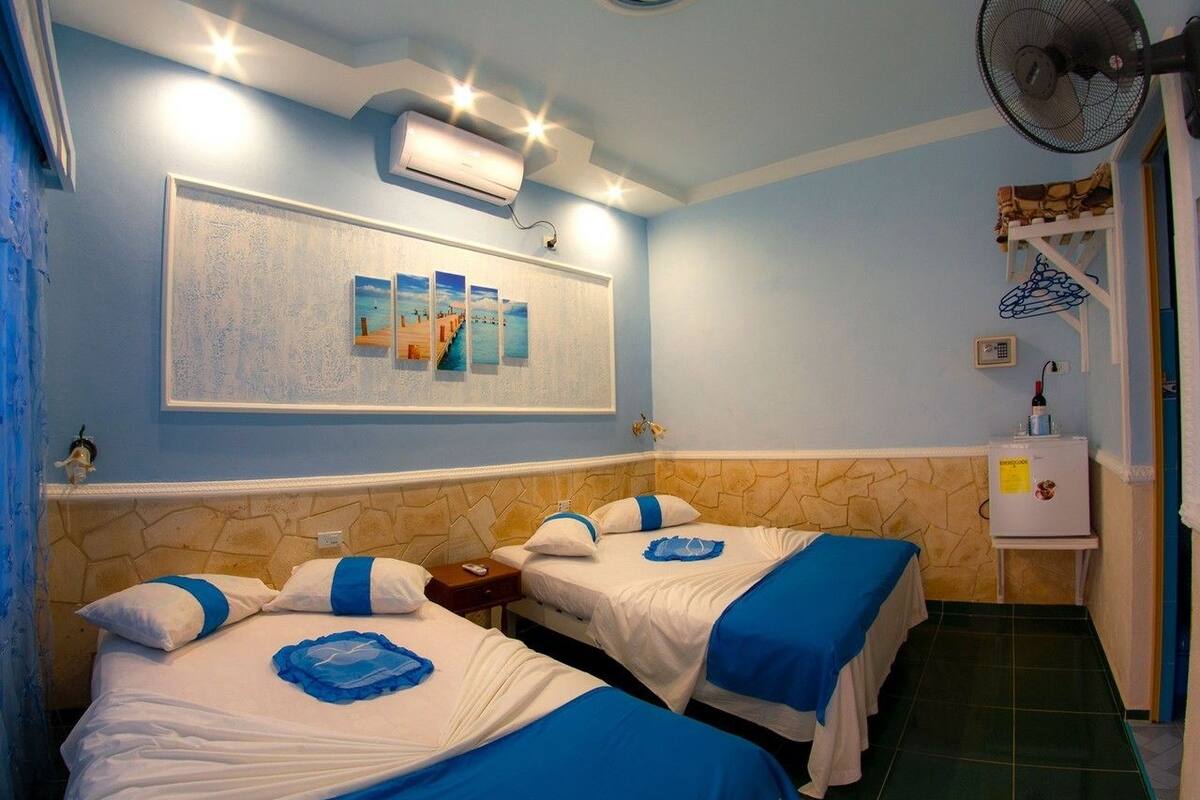 Premium vierpersoonskamer | Een minibar, een kluis op de kamer, individueel gedecoreerd