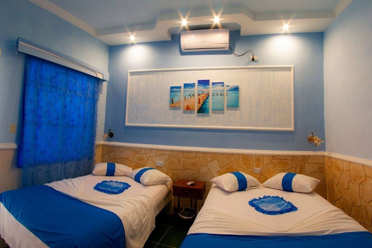 Familie vierpersoonskamer | Een minibar, een kluis op de kamer, individueel gedecoreerd