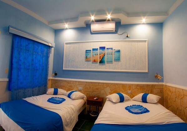 Familie vierpersoonskamer | Een minibar, een kluis op de kamer, individueel gedecoreerd