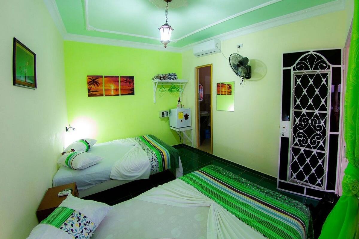 Comfort vierpersoonskamer | Een minibar, een kluis op de kamer, individueel gedecoreerd