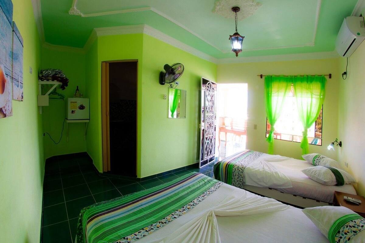 Exclusieve vierpersoonskamer | Een minibar, een kluis op de kamer, individueel gedecoreerd