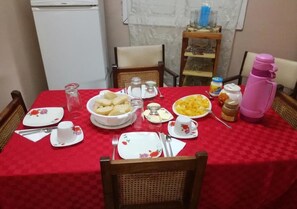 Petit déjeuner (5 USD par personne)