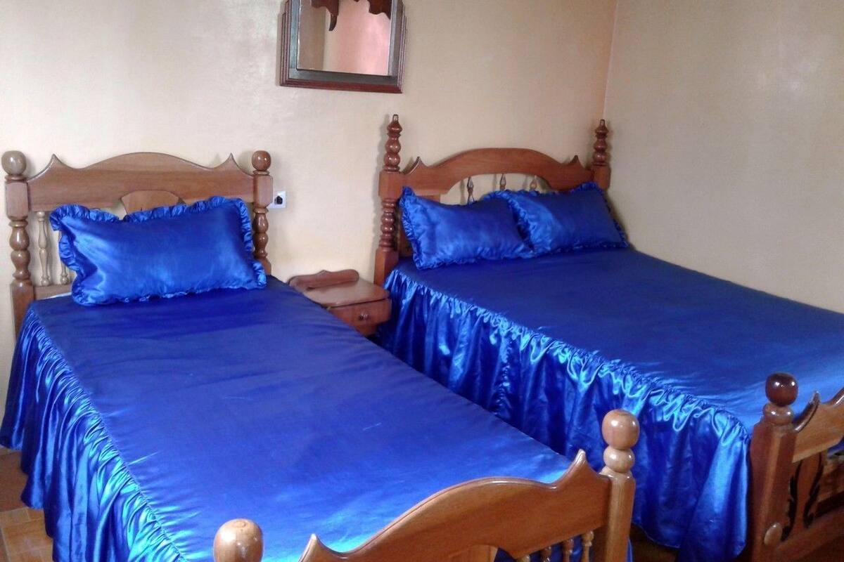 Habitación triple Confort | Decoración personalizada, muebles diferentes y cortinas blackout