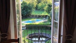 A room with a view of a garden, a swimming pool, and a fountain. - Gîte La Folie de Labahou (Anduze)