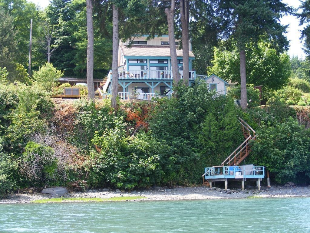 Nature's Paradise Hood Canal 4 b/r sleeps 6 Waterfront Home w/ NatGeo Views