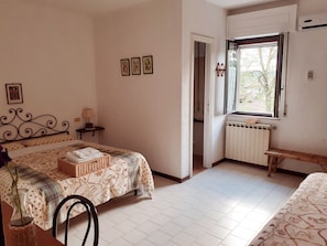Classic Double or Twin Room | Desk, cots/infant beds, bed sheets - Pier delle Vigne B&B (Pineto)
