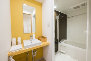 Ensemble baignoire-douche, articles de toilette (gratuits)