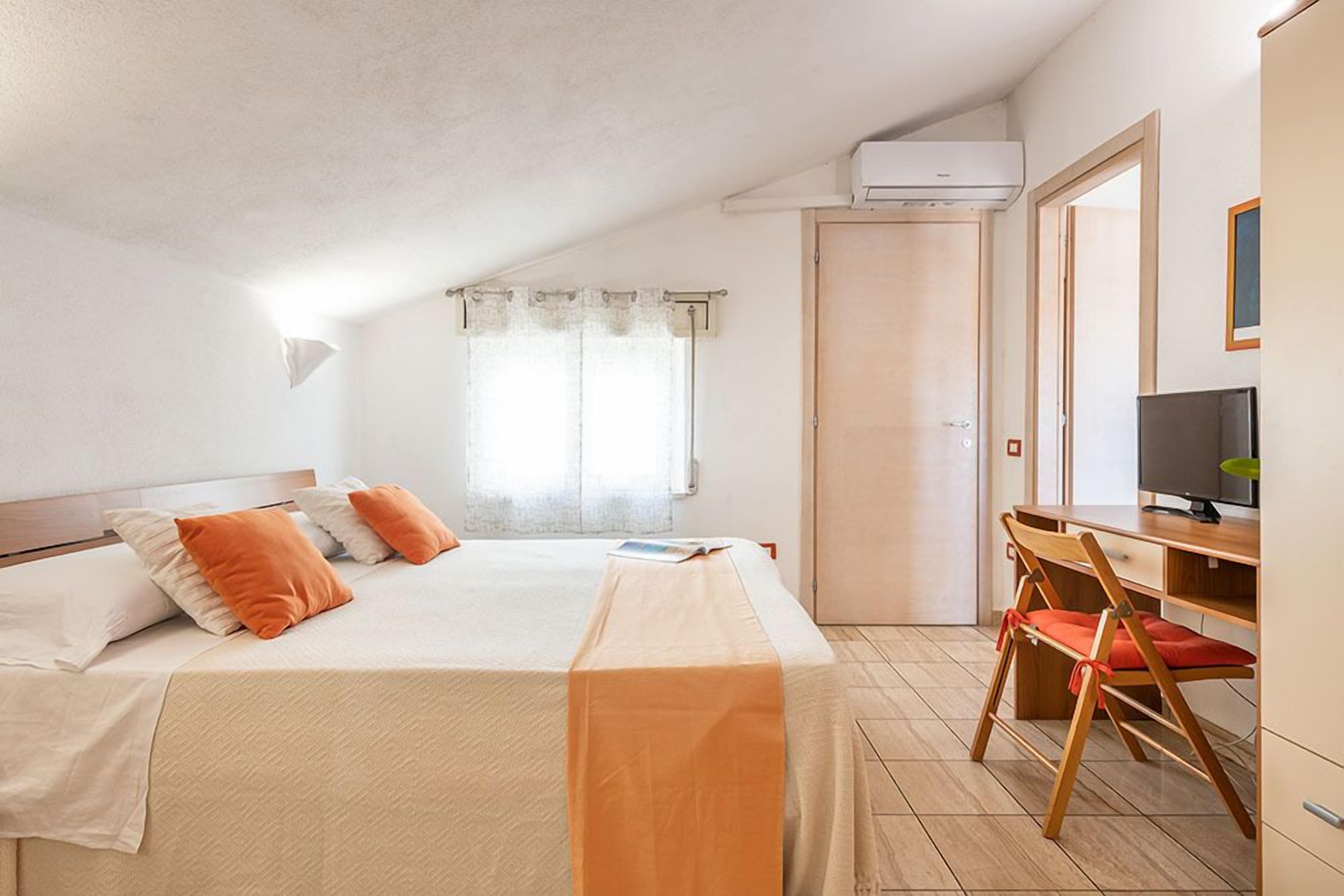 Habitación económica con 1 cama matrimonial o 2 individuales | Muebles diferentes y espacio para trabajar con laptop 