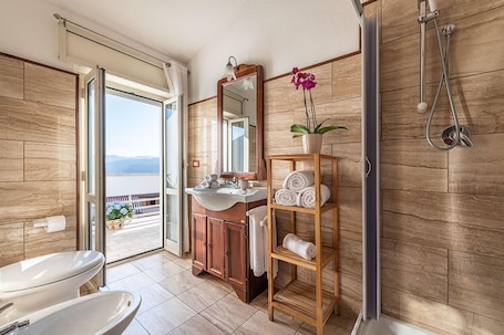 Baño. Bed & Breakfast Dorgali