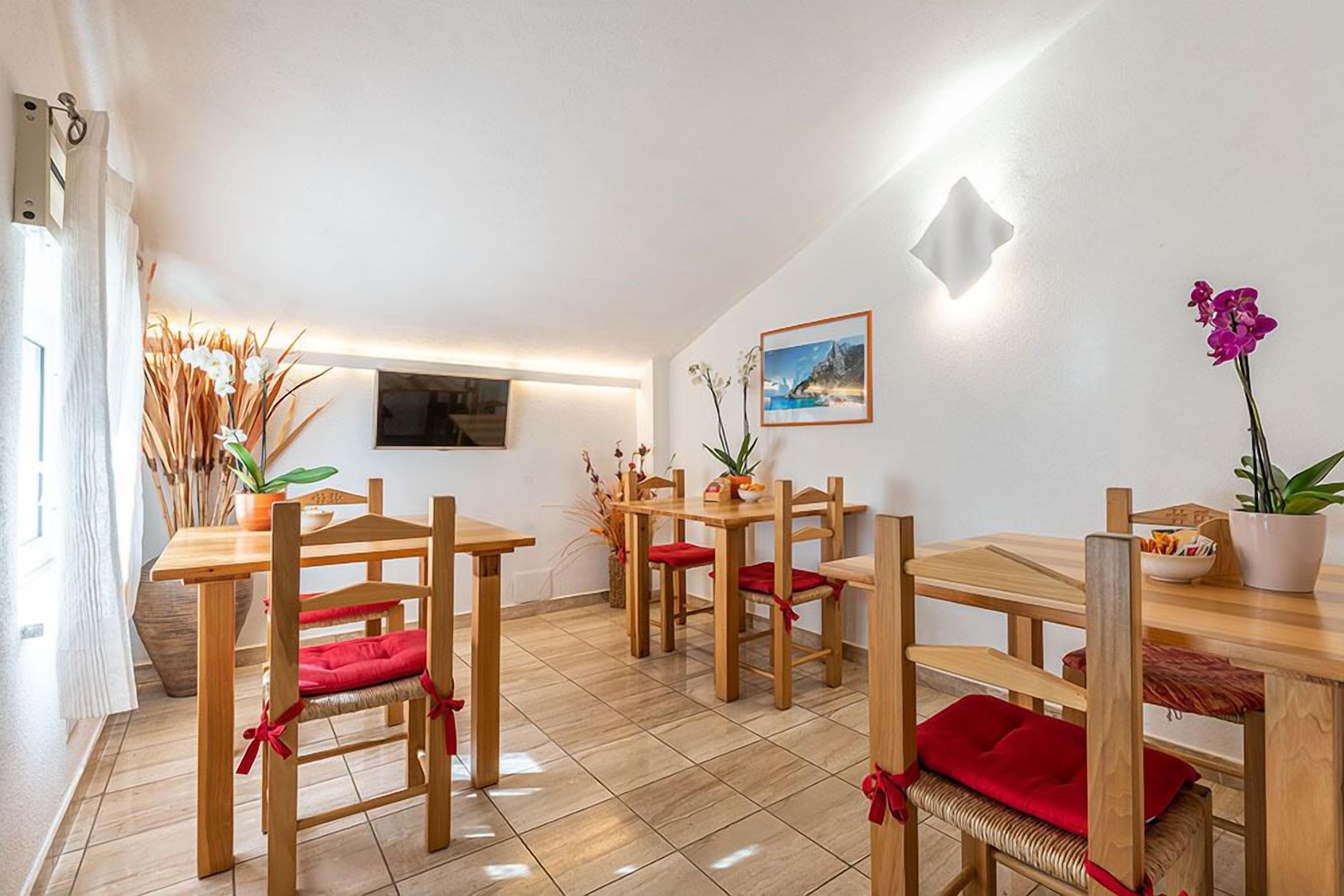 تلفزيون بحجم 24-بوصة يعرض قنوات تلفزيونية رقمية