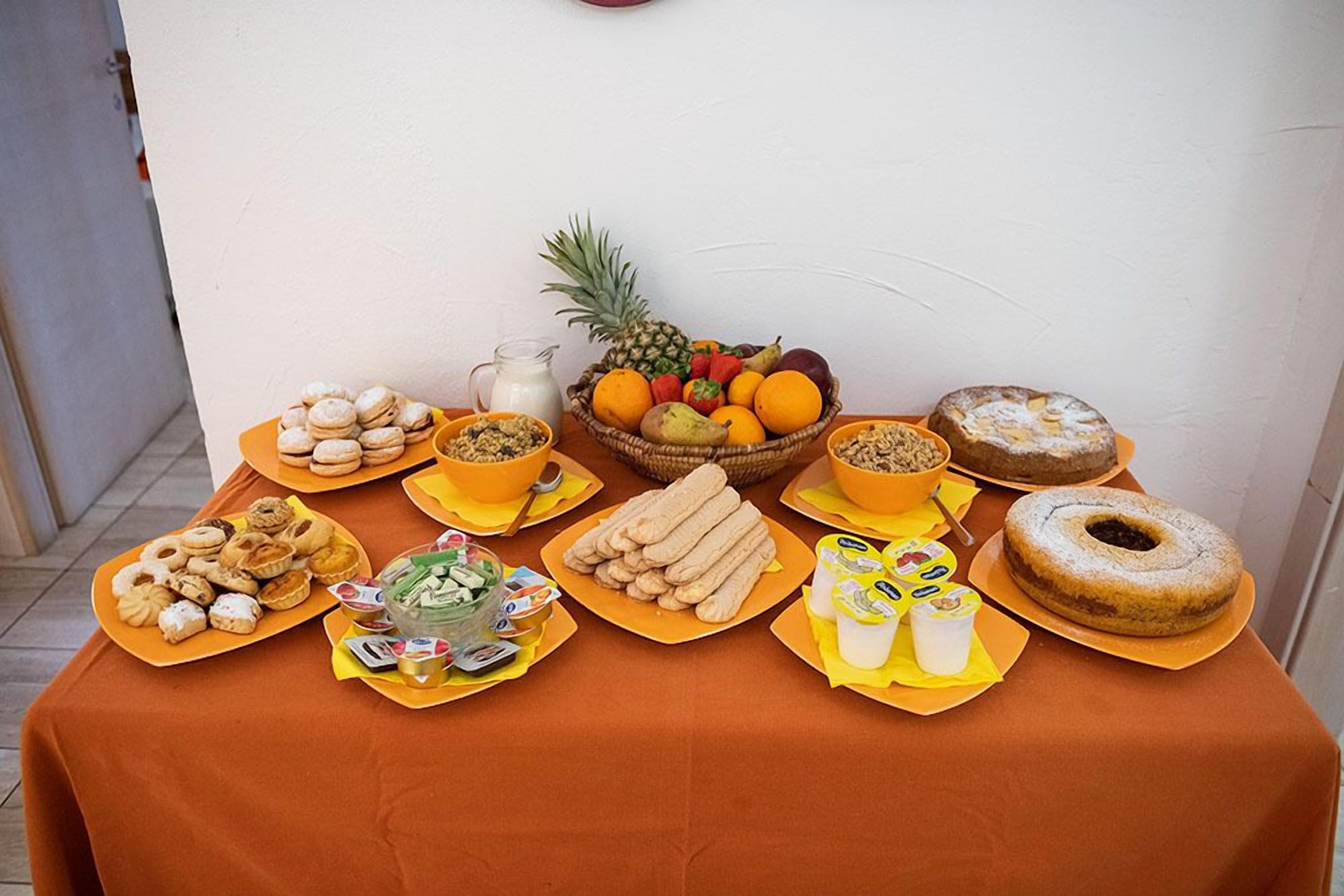 Refrigerador con congelador, microondas y parrilla de estufa 