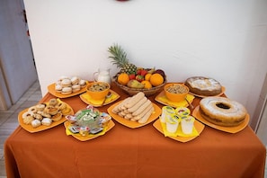 Kjøleskap, mikrobølgeovn, kokeplater og kjøkkenutstyr