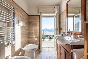 Habitación estándar con 1 cama matrimonial o 2 individuales, 1 habitación | Baño | Regadera, amenidades de baño gratuitas, secadora de cabello, bidet 