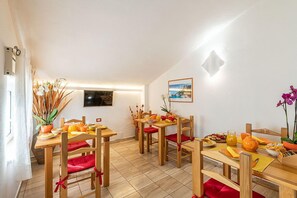 大型冷蔵庫、電子レンジ、コンロ、調理器具と食器