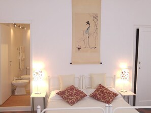 セーフティボックス (室内)、デスク、WiFi (無料)、ベッドシーツ