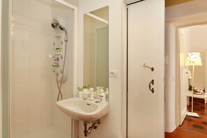 Economy-Doppel- oder -Zweibettzimmer (External Bathroom) | Badezimmer