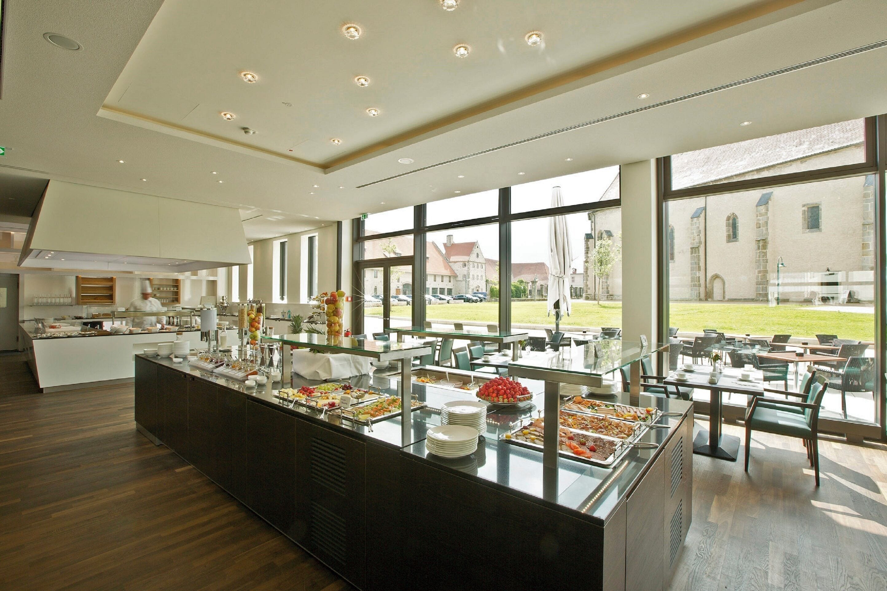 Tägliches kontinentales Frühstück (26.50 EUR pro Person)