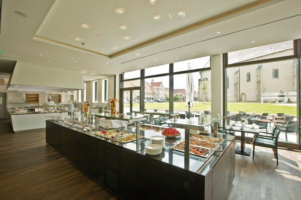 Päivittäinen mannermainen aamiainen (26.50 EUR per henkilö)