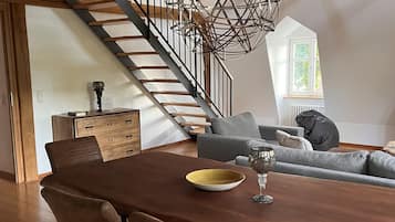 Suite, 3 Schlafzimmer | Essbereich im Zimmer