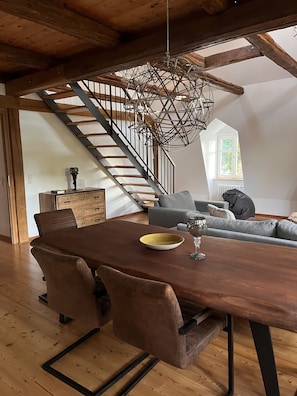 Suite, 3Â Schlafzimmer | Essbereich im Zimmer