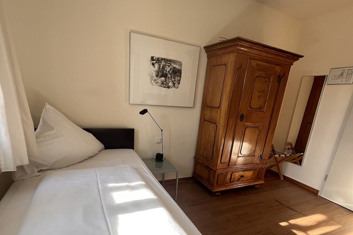 Standaard eenpersoonskamer | Geluiddichte muren, gratis wifi, beddengoed