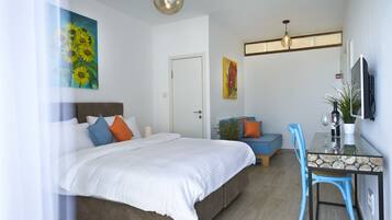 Tabla de planchar con plancha, cunas, wifi gratis y ropa de cama