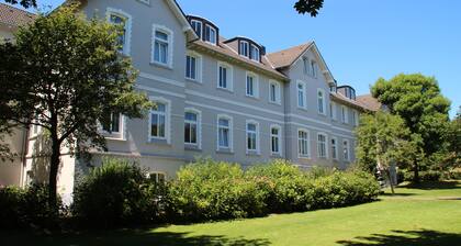 Comfortable, modern living in a central, quiet island location for 2-3 people