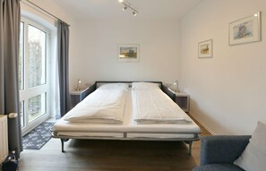 Bügeleisen/Bügelbrett, Reisekinderbett, kostenloses WLAN, Bettwäsche