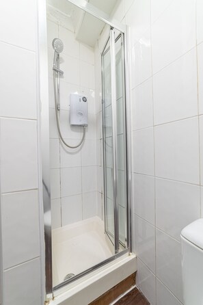 Shower, hair dryer, towels, shampoo - Theatreland Piccadilly Circus Apartment (London)