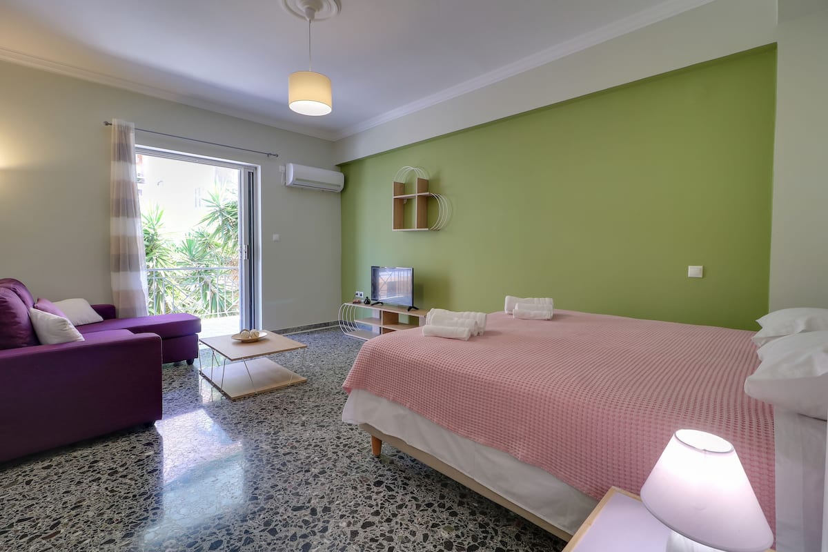 Departamento, 2 habitaciones, Terraza (1) | Área de sala de estar | Smart TV de 32 pulgadas con canales vía satélite y Netflix