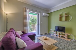 Apartment, 2 Bedrooms, Terrace (1) | Living area | 32-inch Smart TV with satellite channels, Netflix