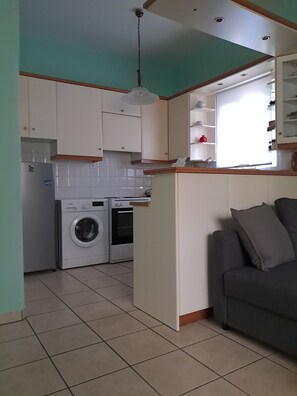 Maison Familiale, côté cour intérieure (4) | Cuisine privée | Mini réfrigérateur, micro-ondes, four, plaque de cuisson