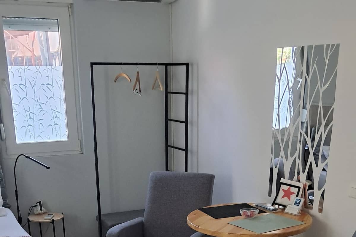 Studio Deluxe Apartment | Área de sala de estar | Smart TV de 32 pulgadas con canales vía satélite y Netflix