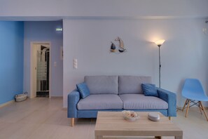 公寓, 1 间卧室, 一层 (3) | 起居区 | 32-英寸智能电视 (配备卫星频道)、Netflix