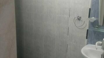 Basic Apartment | Bathroom