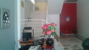 A home office with a desk, computer, and a vase with flowers. - Remes hotel (Constantine)