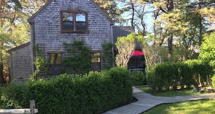 2 Bed/2 Bath on 1/4 acre w/fenced yard, short walk to 40th thru rolling dunes.