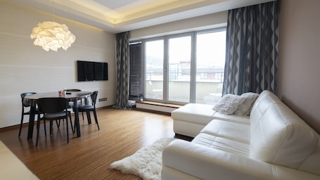 Apartment (Staffa 25C/12) | Living area | Flat-screen TV