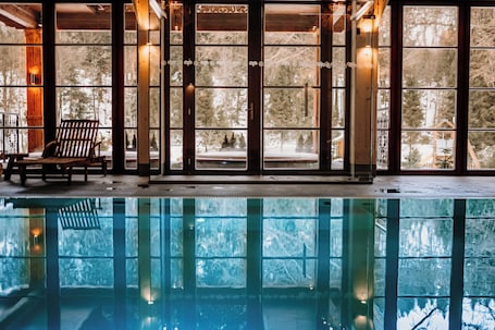 室内游泳池,08:00 至 22:00 开放,日光浴躺椅. 维斯瓦白羊座 SPA 酒店