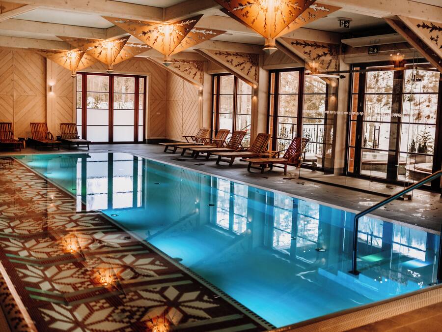 Kolam renang indoor, dengan kursi berjemur