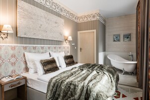 Grand Apartment | Minibar, in-room safe, desk, laptop workspace