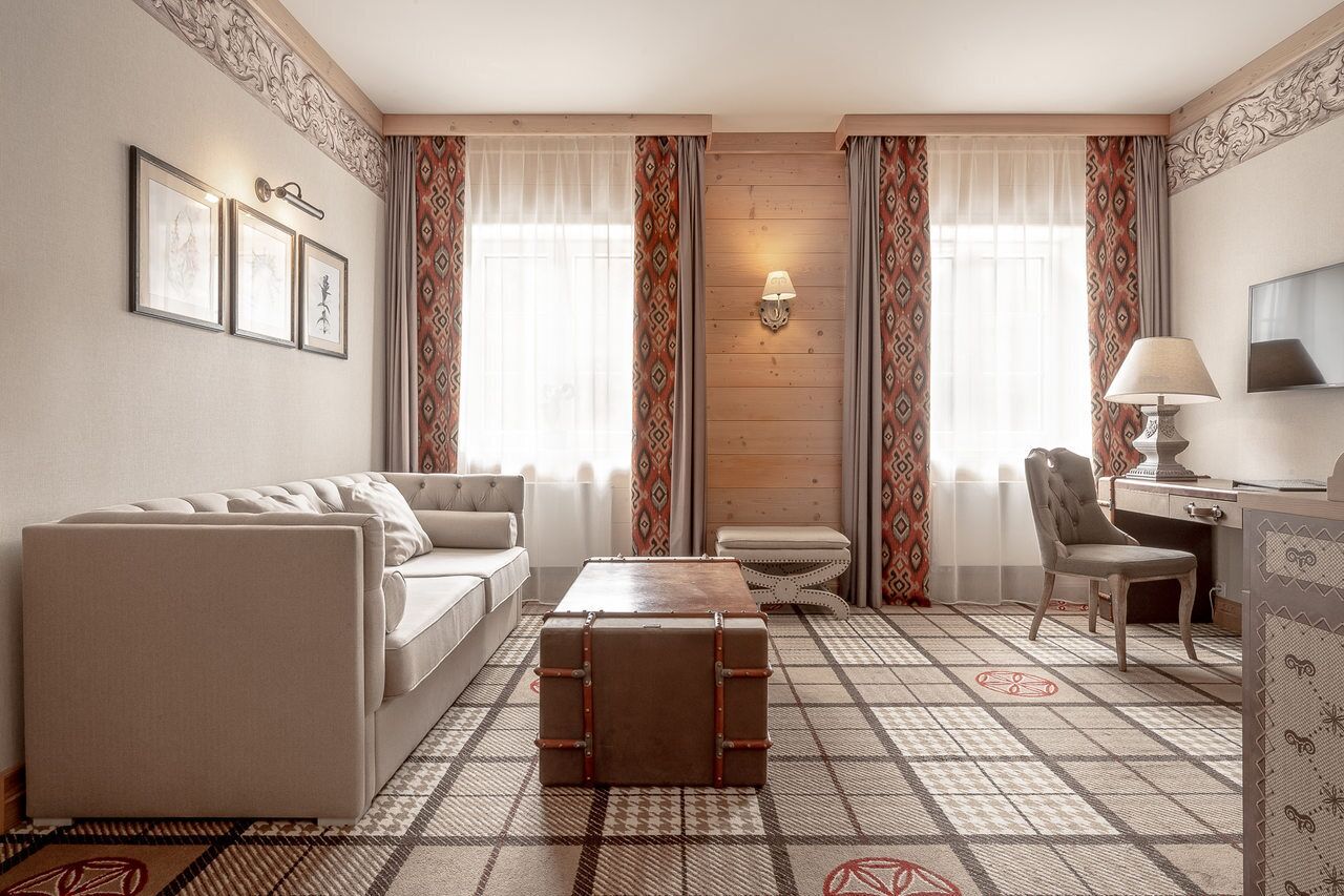 Grand Apartment | Minibar, in-room safe, desk, laptop workspace