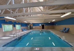 Indoor pool, a heated pool - Easy access to skiing & downtown Breck. Pool + hot tub. Family friendly. (Breckenridge)